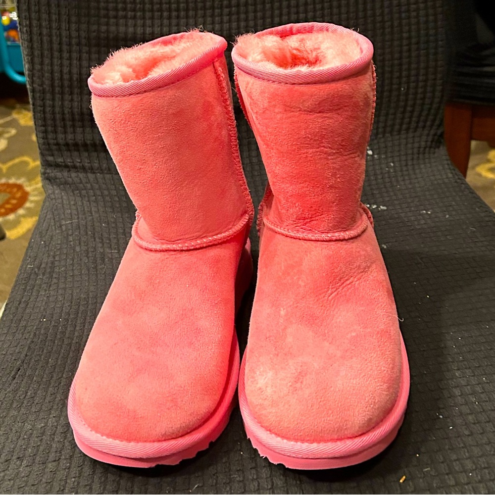 Never worn girl pink Uggs!!